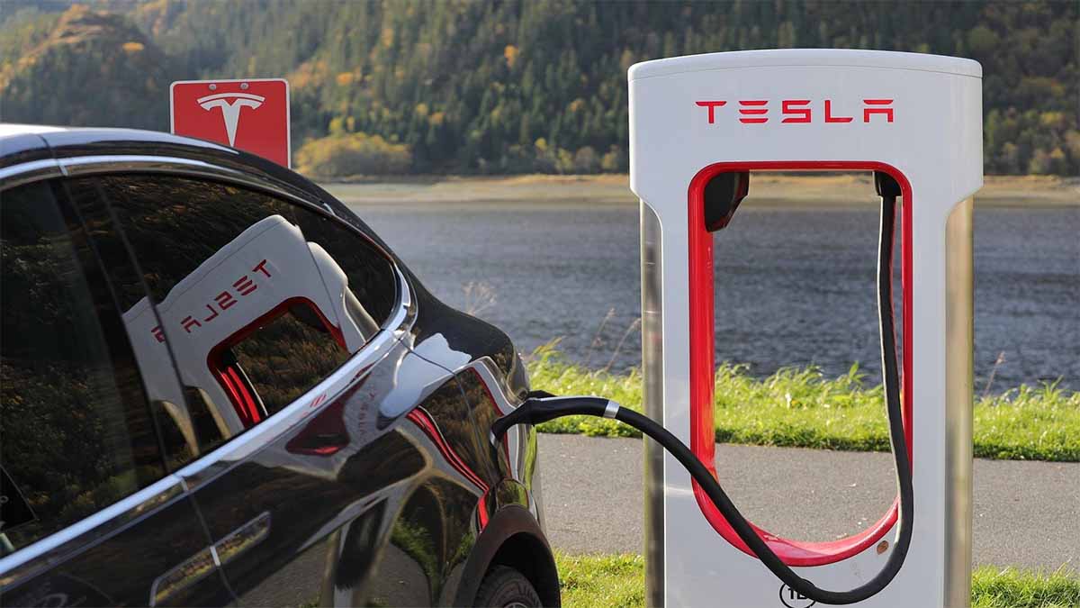 Что такое разъем Tesla NACS (SAE J3400)?