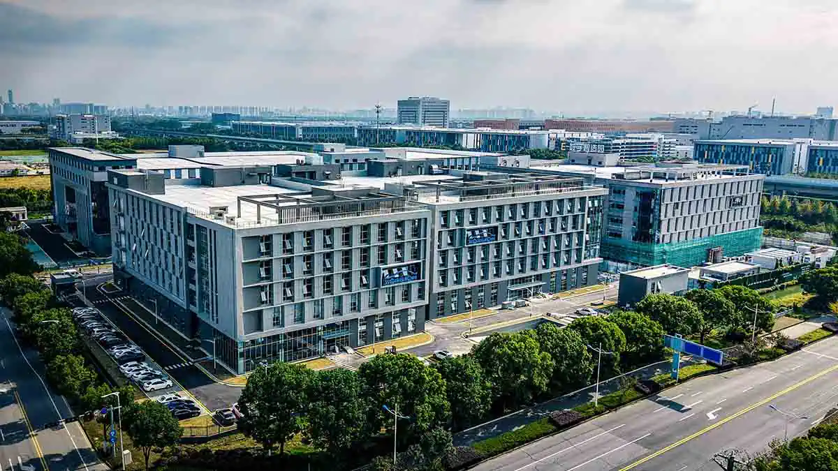 Возможности высокоточной обработки: швейцарская токарная обработка, фрезерование на станках с ЧПУ, обработка материалов и контроль качества.